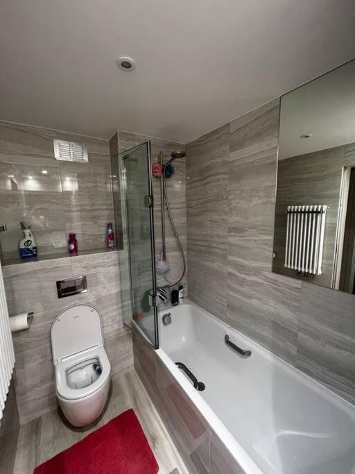 Stylish One Bedroom Flat Furnished Appartamento *