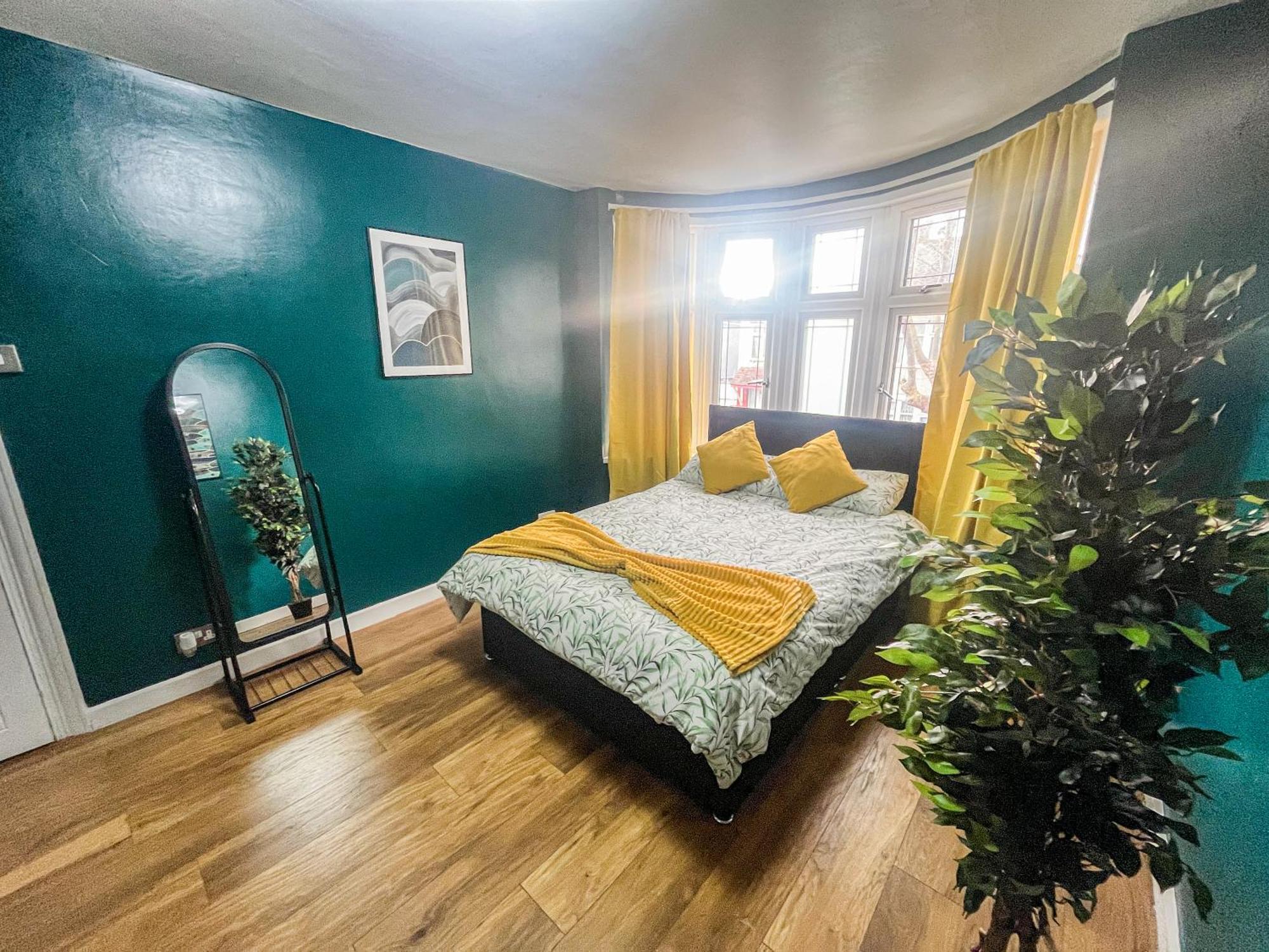Swanky Townhouse In The Heart Of East