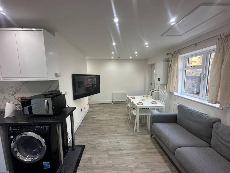 2 Bedroom House,brownhillrd Se6 * London