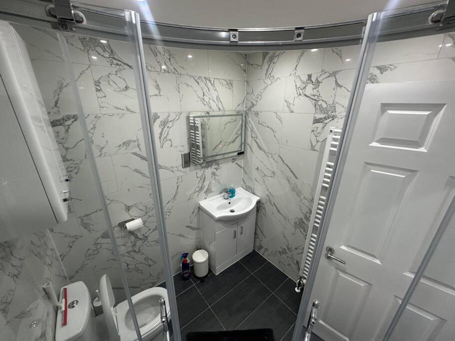 2 Bedroom House,brownhillrd Se6 *