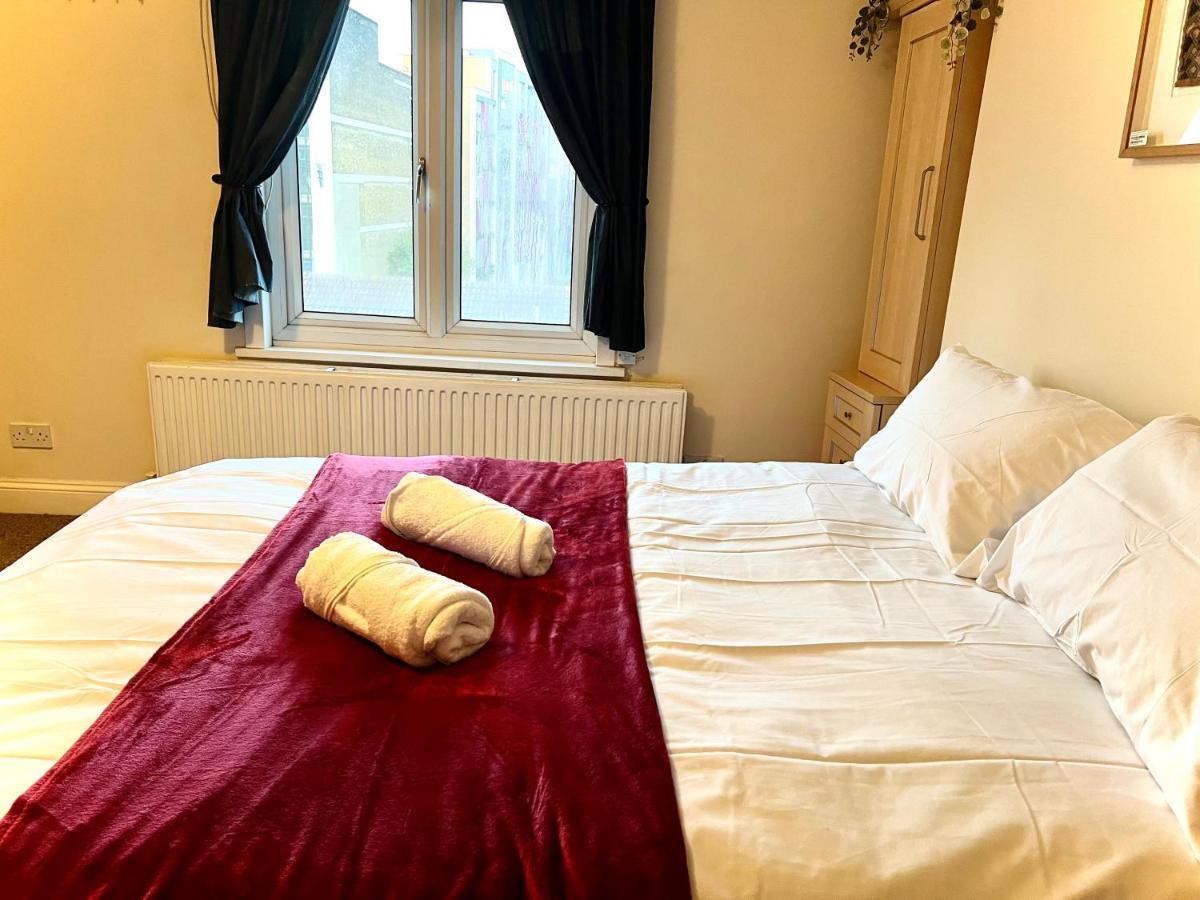 Aldgate Apartment *