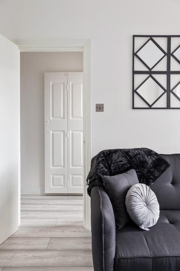 Beautifully Modern 2-bed W/garden Appartement *
