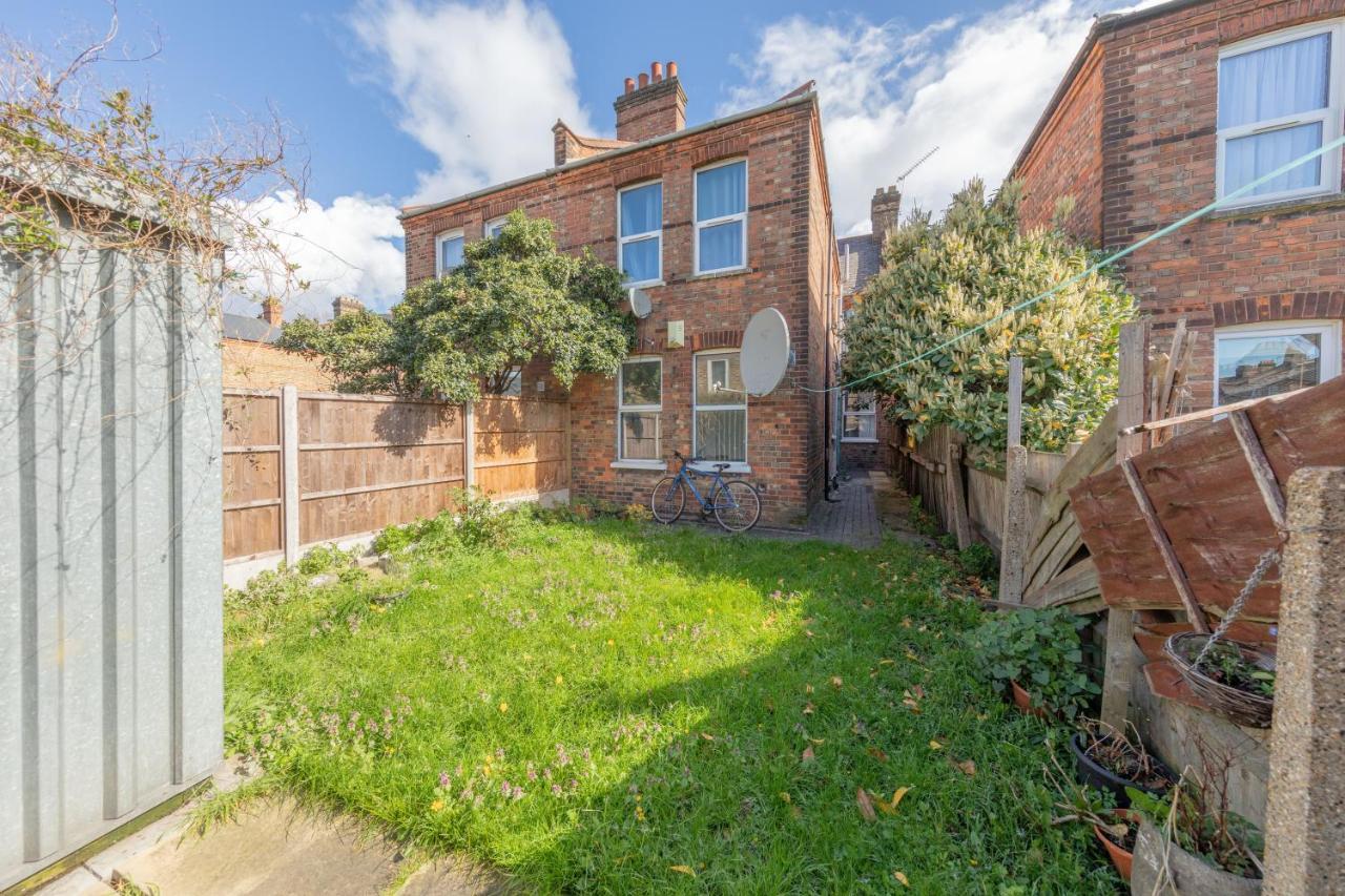 Beautifully Modern 2-bed W/garden Londen