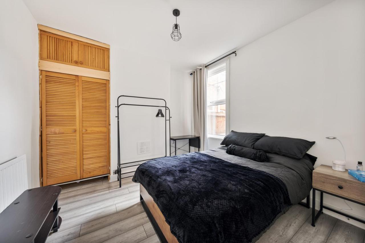 Beautifully Modern 2-bed W/garden Appartement