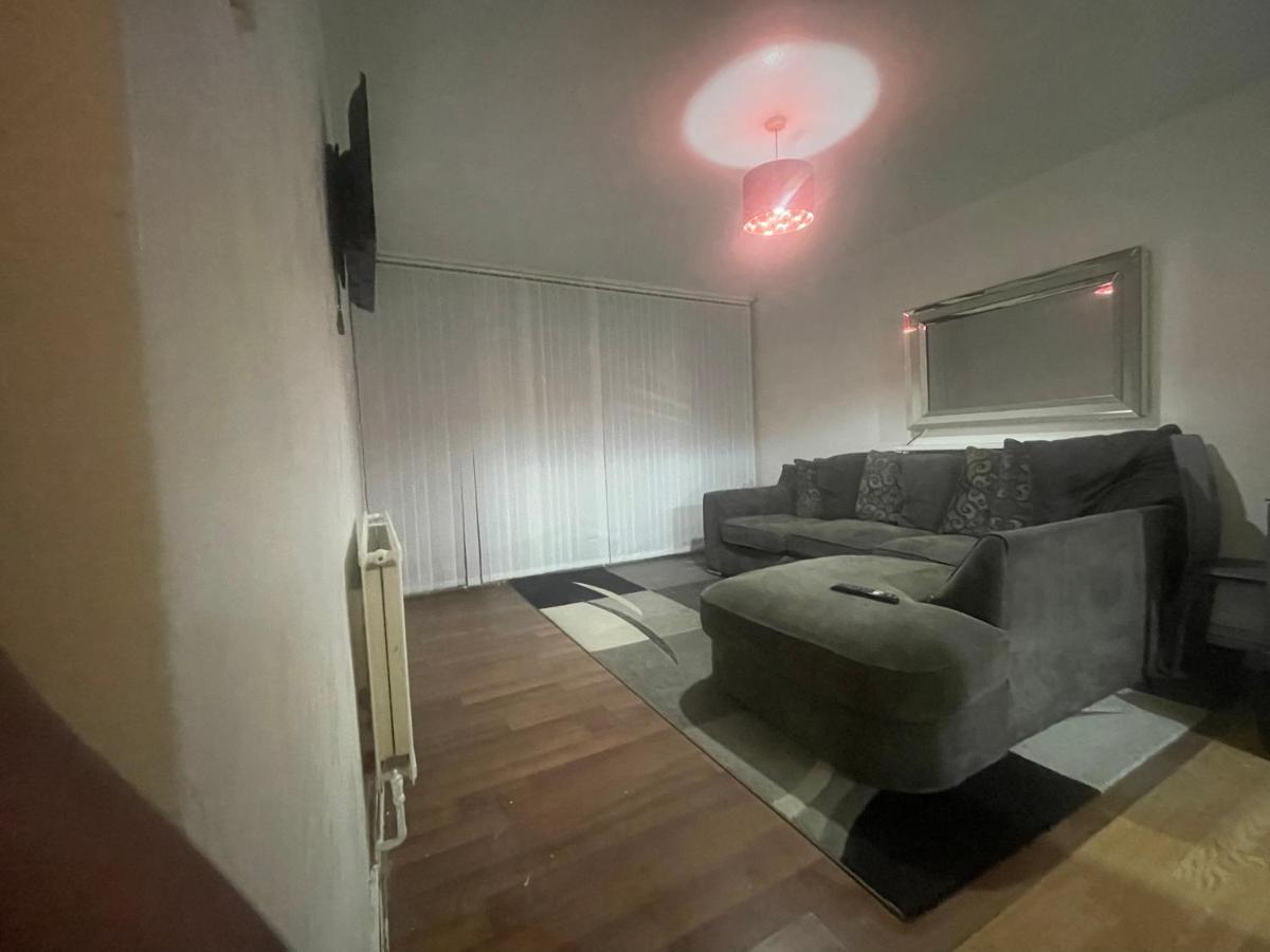 New! Xtra Large 4 Bedroom Up To 14 Guests Lägenhet *
