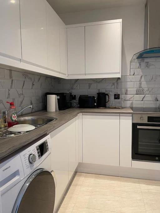 Apartment Beautiful 2 Bedroom Flat In London! Near Excel O2 Arena And Central! With Garden London