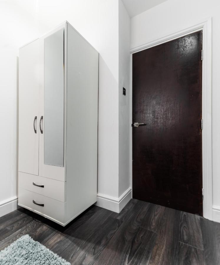 Aldgate Flats Apartment *