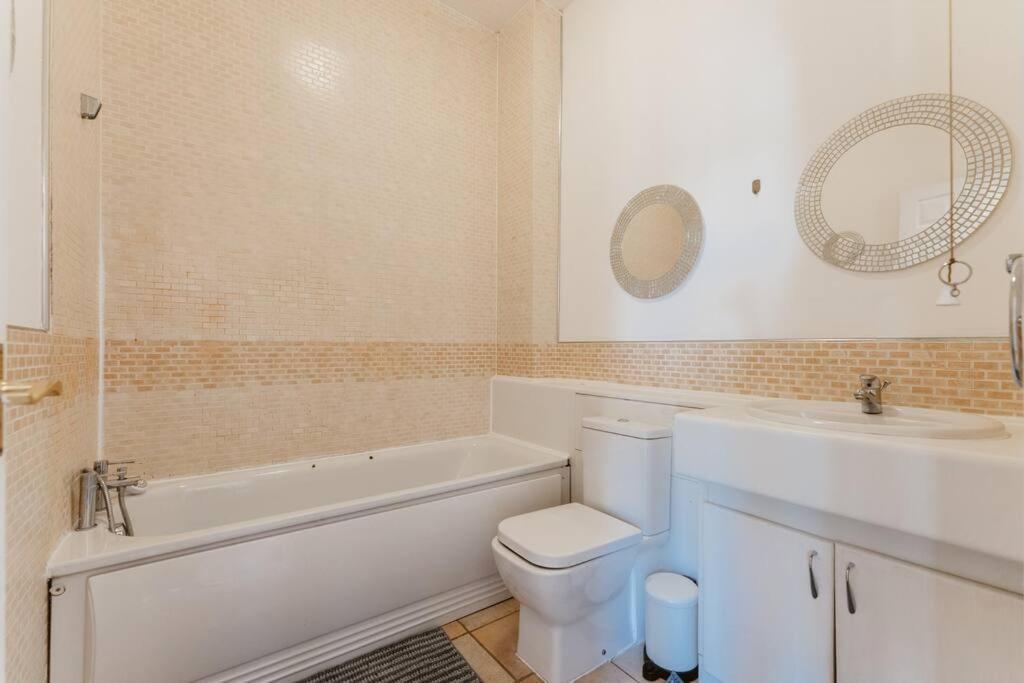 Comfortable Double For Your Getaway * London