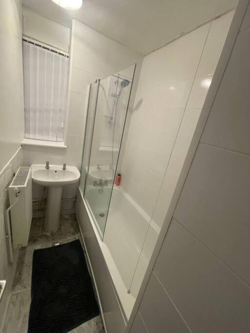 New! Xtra Large 4 Bedroom Up To 12 Guests Lägenhet *