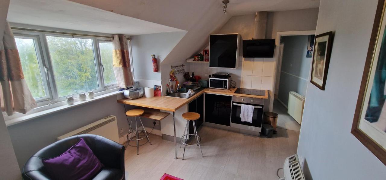 Apartment Cosy 2 Bedroom Flat - Sleeps 6 People - Close To Lewisham Dlr/train Station London