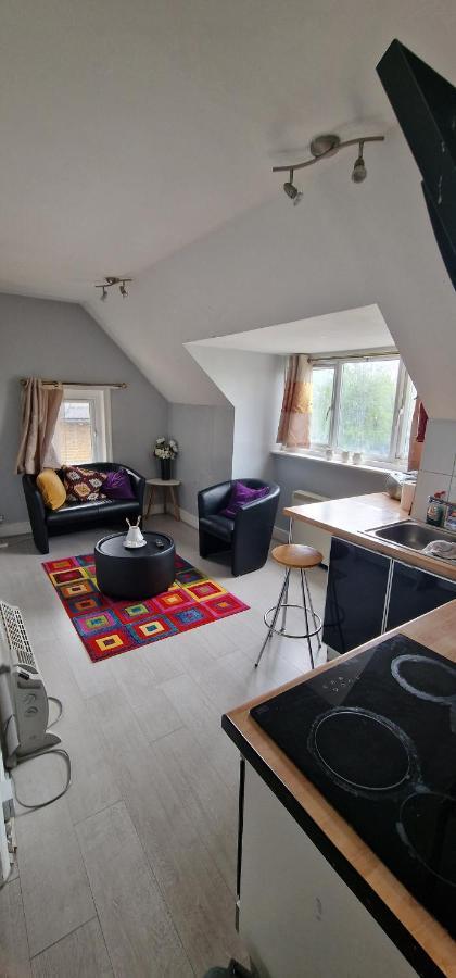 Apartment Cosy 2 Bedroom Flat - Sleeps 6 People - Close To Lewisham Dlr/train Station London
