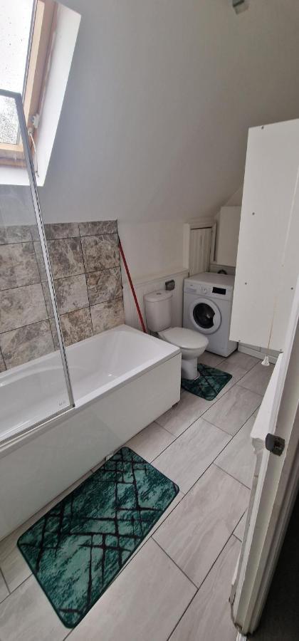 Cosy 2 Bedroom Flat - Sleeps 6 People - Close To Lewisham Dlr/train Station London
