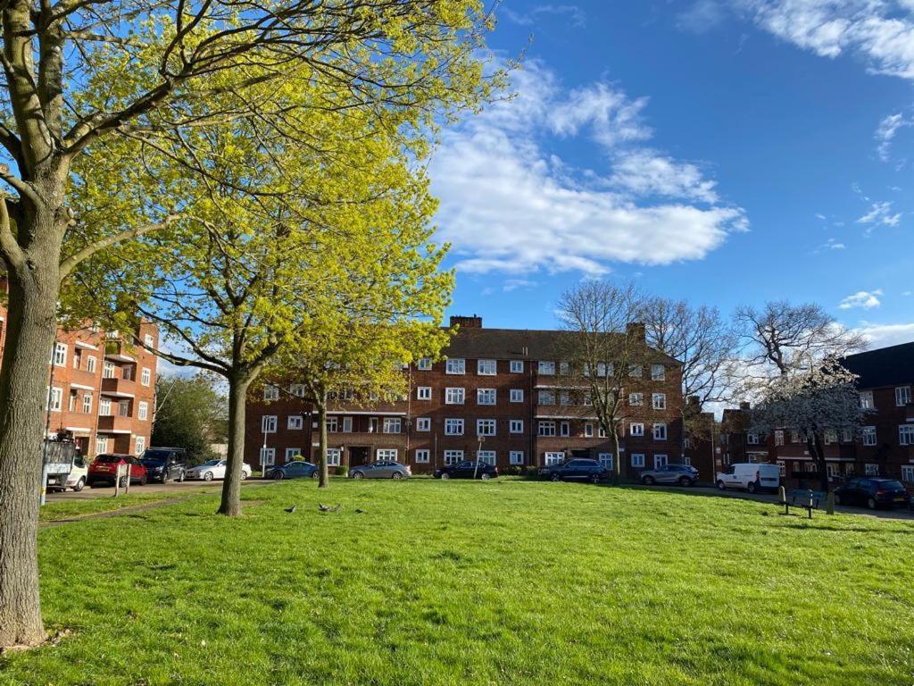 Apartment Ozan's Flat Double Bedroom-1, Sharing Kitchen And Bath London