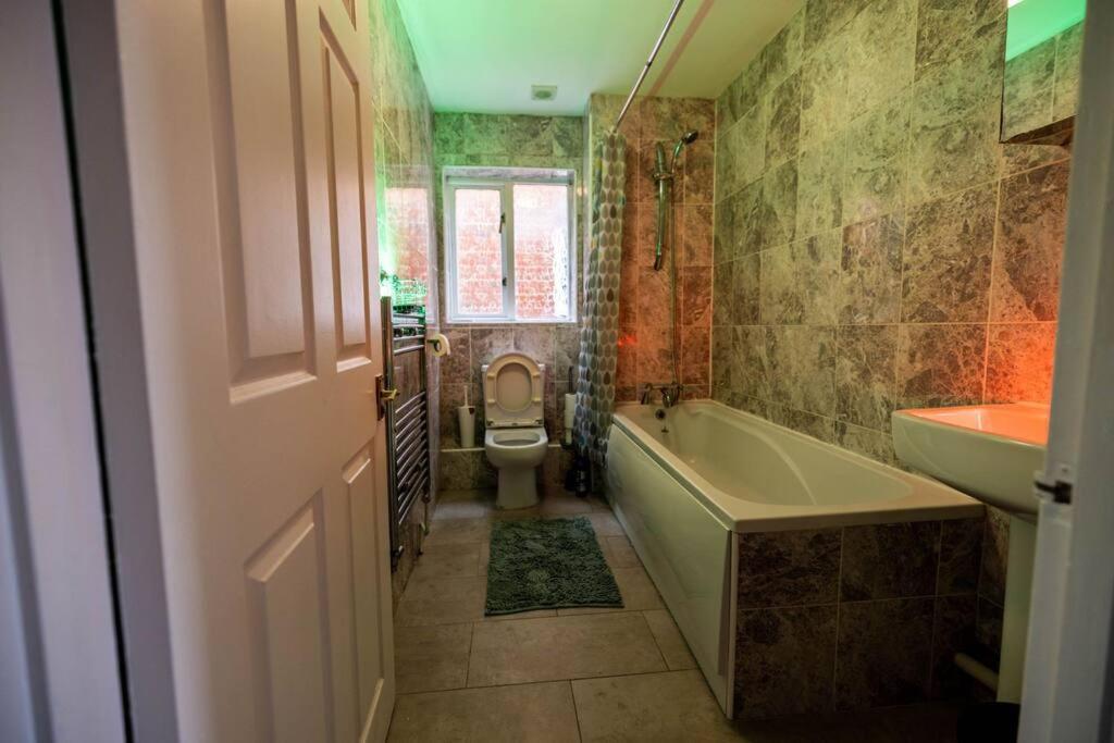 3 Bedrooms House-sofabed-parking-bbqstove-garden Lejlighed London