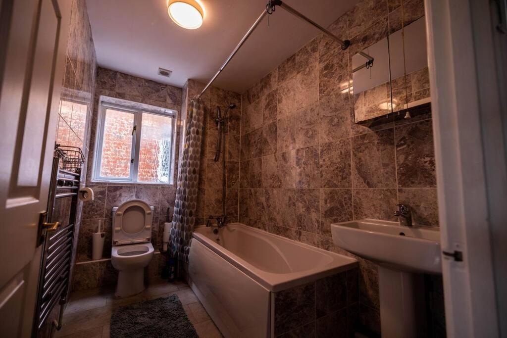 Lejlighed 3 Bedrooms House-sofabed-parking-bbqstove-garden *