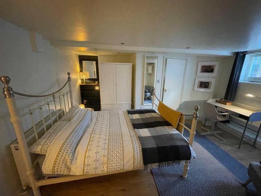 Cute Basement Studio * Londen