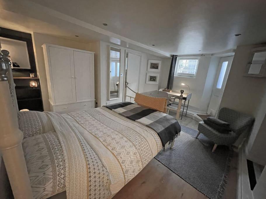 Cute Basement Studio * Londen