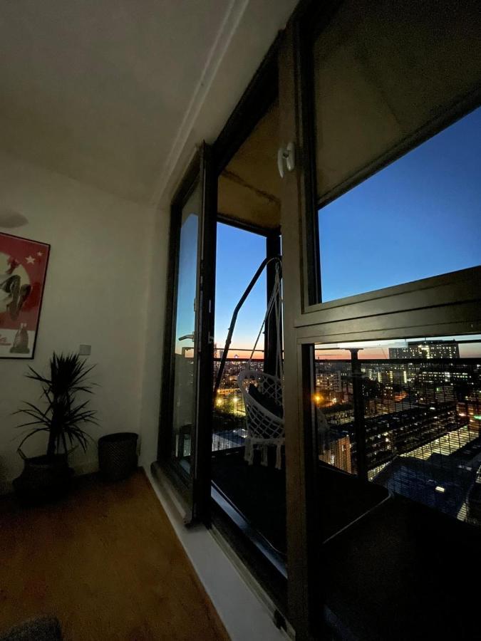 Whitechapel Two Bedroom Luxury - Free Private Parking - Views Londen