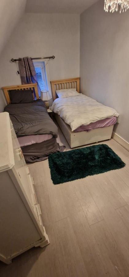 Cosy 2 Bedroom Flat - Sleeps 6 People - Close To Lewisham Dlr/train Station London