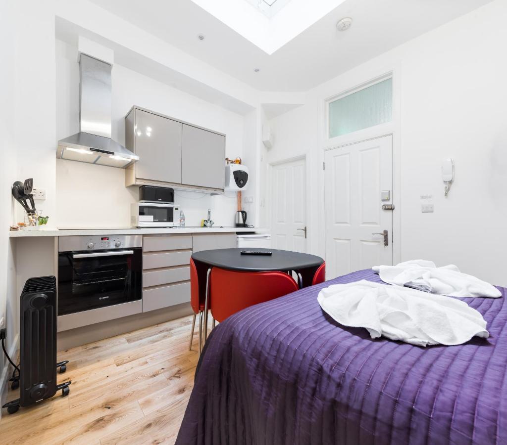 Aldgate Flats Apartment