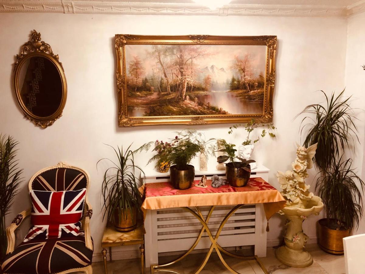 Cheerful 4 Bedroom House With Garden Free Parking Feriehus London