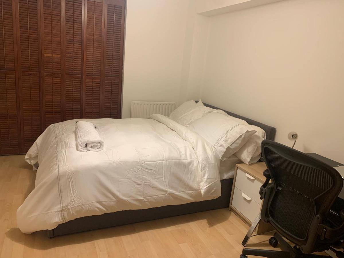 Lägenhet Lovely Room, Free Parking In Private Gated Place