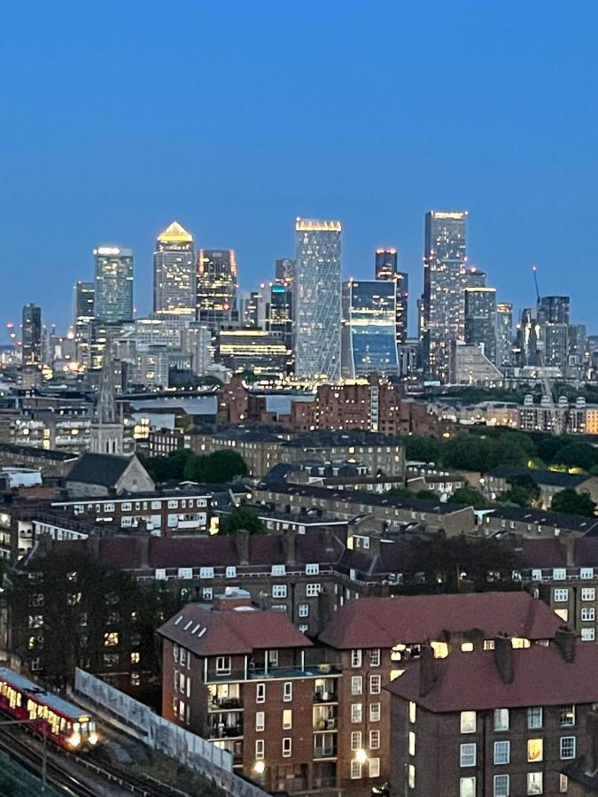 Whitechapel Two Bedroom Luxury - Free Private Parking - Views Londen