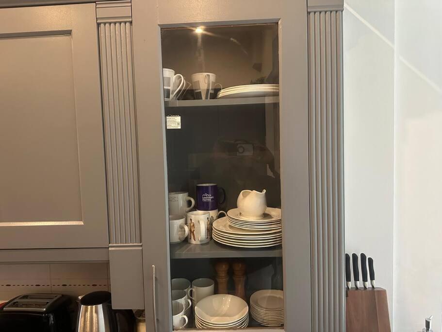 5 Bedroom House Se6 *
