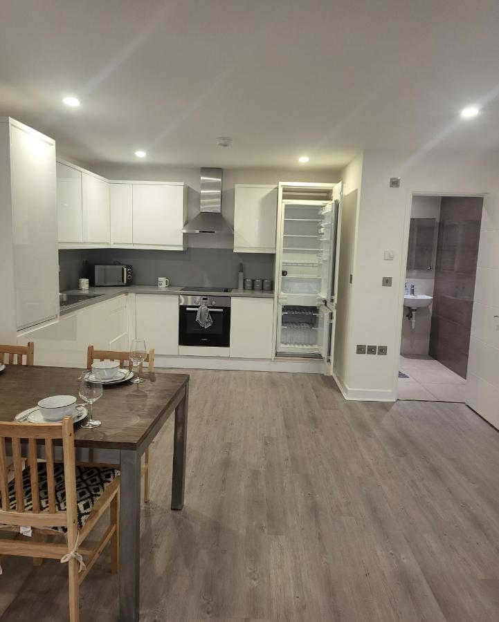2 Bedrooms 2 Baths, 3 Toilets Excel And City Airport O2 Sleeps Up To 5, Lägenhet *