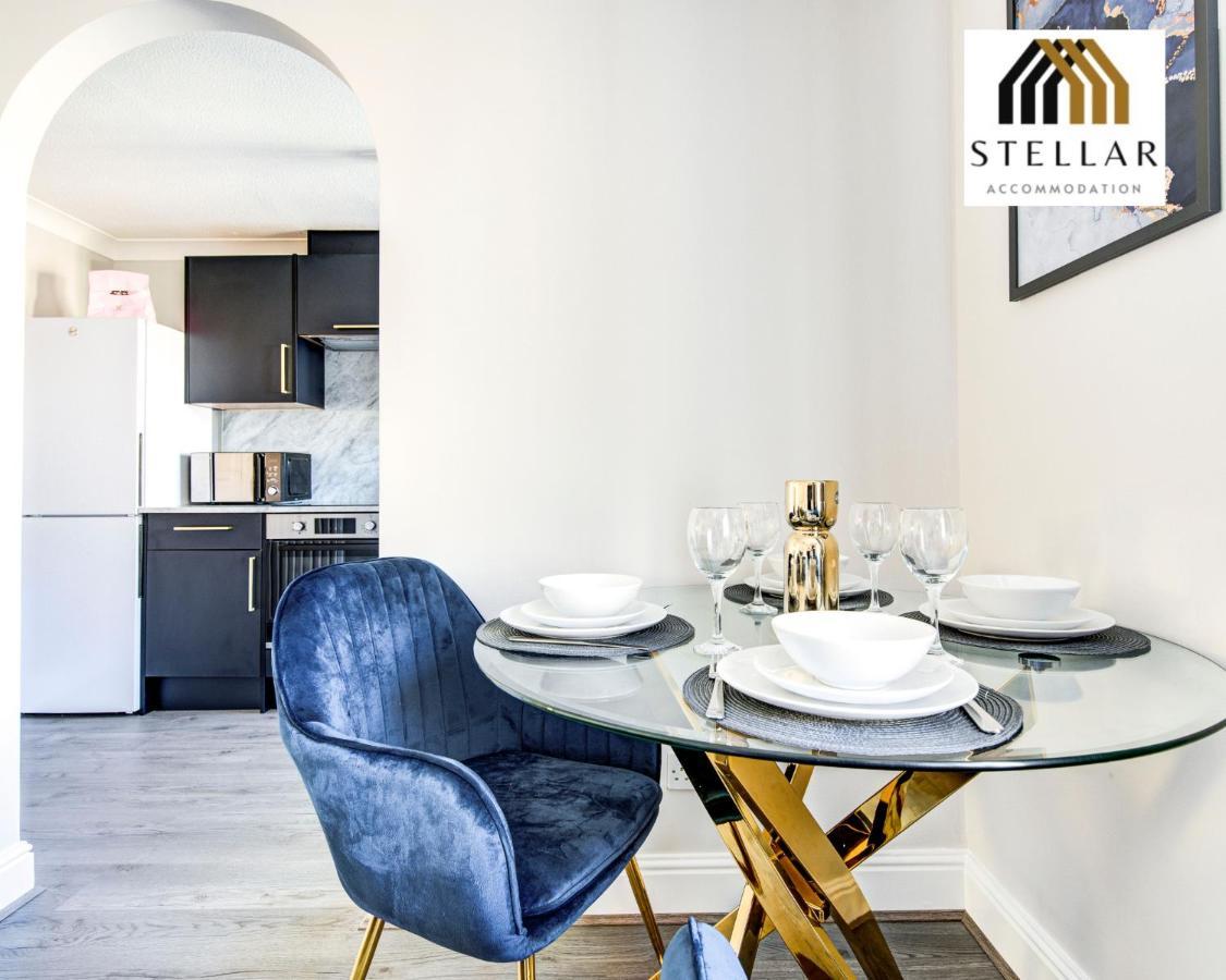 Luxury One Bedroom Newly Refurbished By Stellar Short Lets & Serviced Canary Wharf Manchester Leisure Appartement Londen