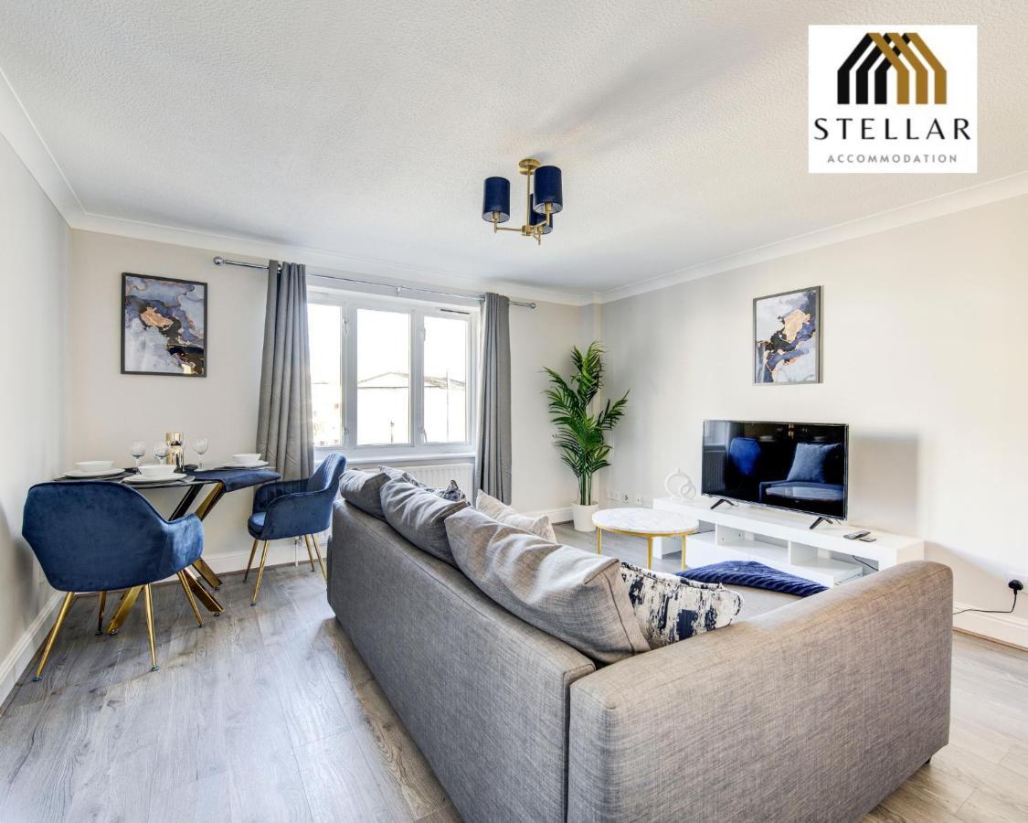 Luxury One Bedroom Newly Refurbished By Stellar Short Lets & Serviced Canary Wharf Manchester Leisure * Londen