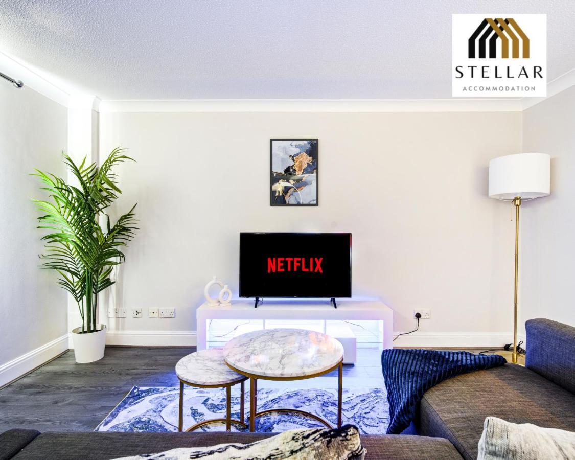Luxury One Bedroom Newly Refurbished By Stellar Short Lets & Serviced Canary Wharf Manchester Leisure Londen