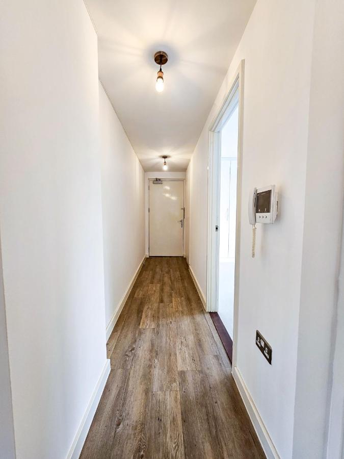 Centrally Located Spacious Flat Near Canary Wharf * Londen