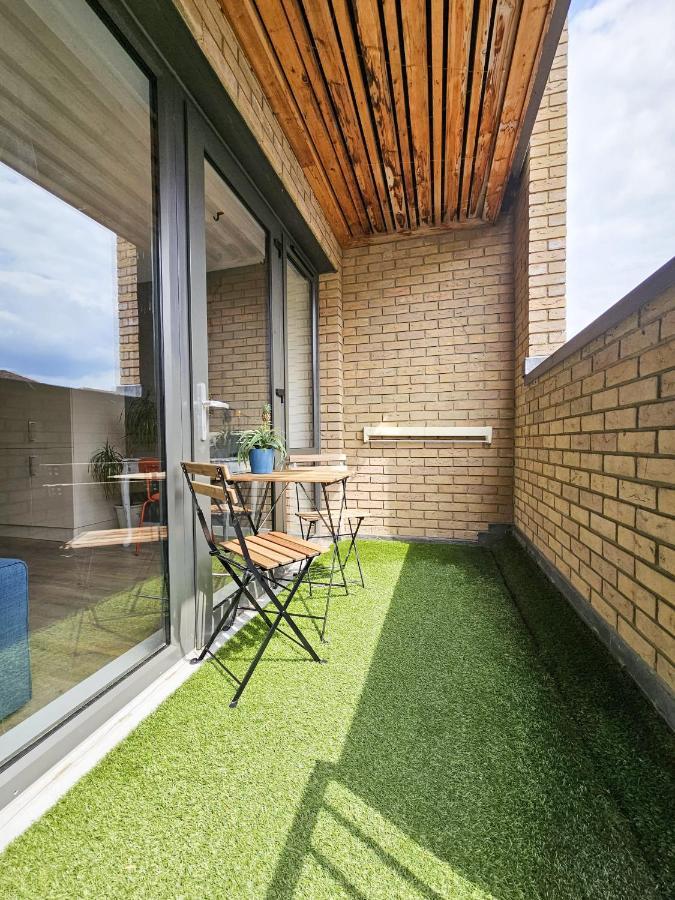 Centrally Located Spacious Flat Near Canary Wharf Londen