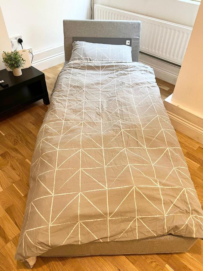 Aprt 10mins Walk From The Shard! * Londra