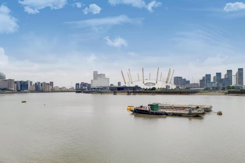 Double Bedroom With A Balcony And Ensuite Bathroom For Short Or Long In Canary Wharf With Direct Train From Heathrow, Also Convenient From Stansted And Gatwick Airport, 10 Minutes From Airport And Excel, 16 Minutes To Westmins Privatunterkunft London