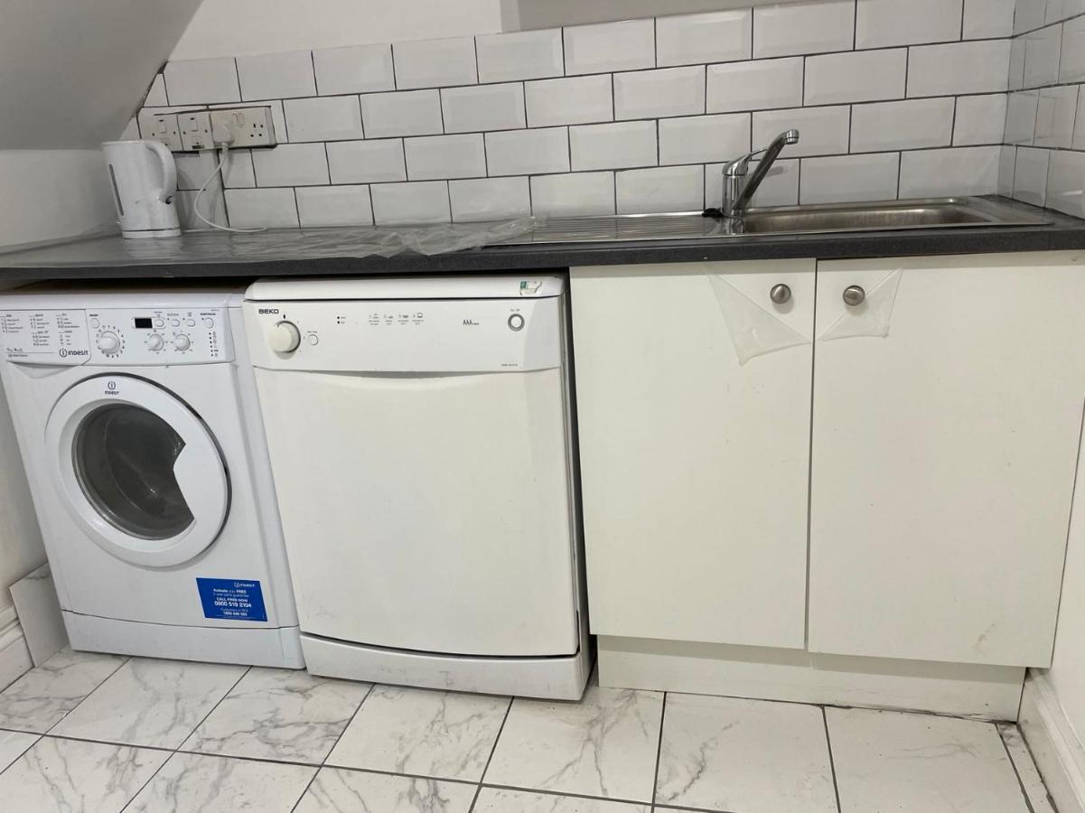 Double Bedroom With A Balcony And Ensuite Bathroom For Short Or Long In Canary Wharf With Direct Train From Heathrow, Also Convenient From Stansted And Gatwick Airport, 10 Minutes From Airport And Excel, 16 Minutes To Westmins London