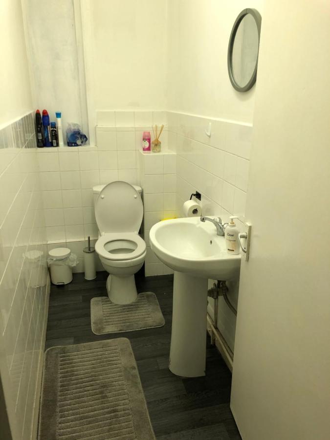 Guest house Great Location For Tourists And Commuters, Close To Transport Links, Double Bed Rooms. *
