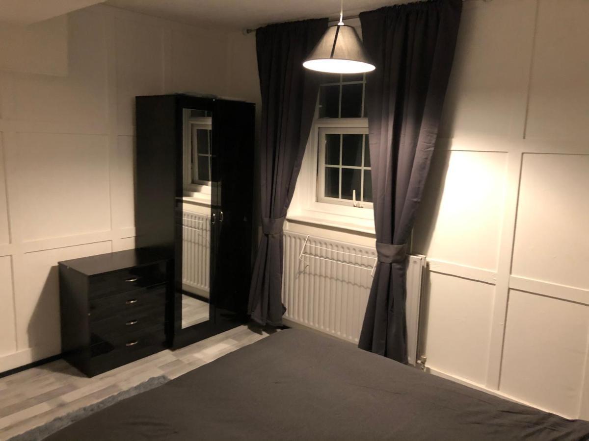Great Location For Tourists And Commuters, Close To Transport Links, Double Bed Rooms. Guest house *