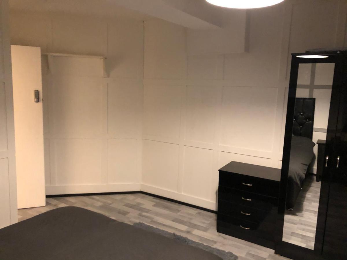 Great Location For Tourists And Commuters, Close To Transport Links, Double Bed Rooms. * London
