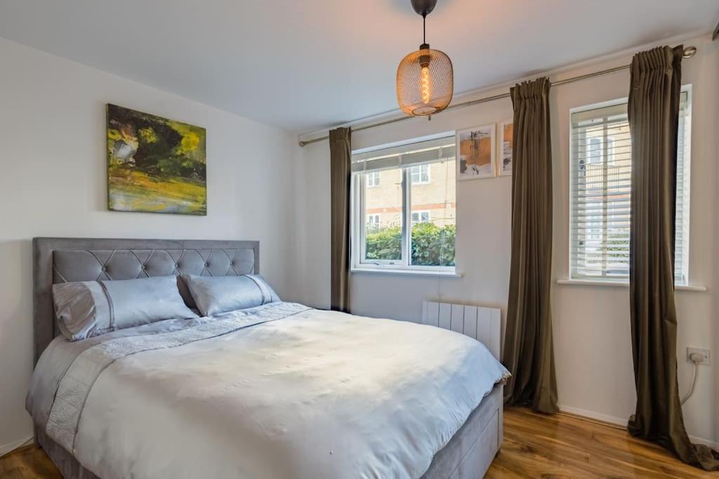 Bright &spacious One Bedroom Flat Off Canary Wharf * Londen