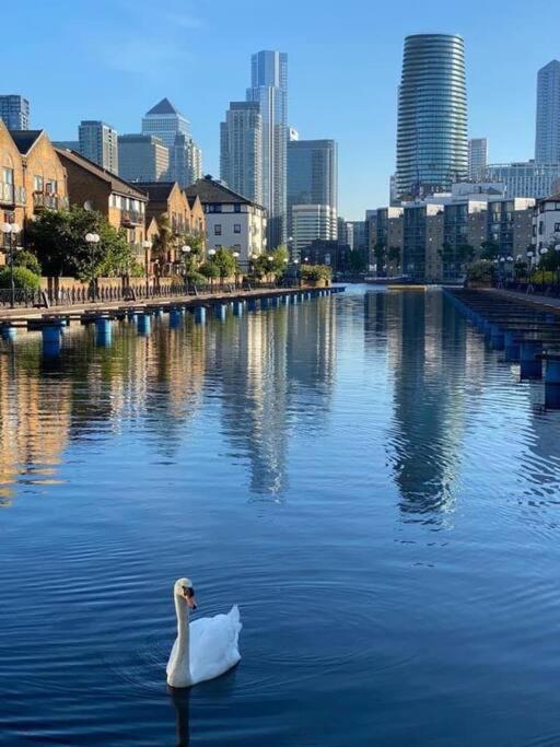 Bright &spacious One Bedroom Flat Off Canary Wharf * Londen