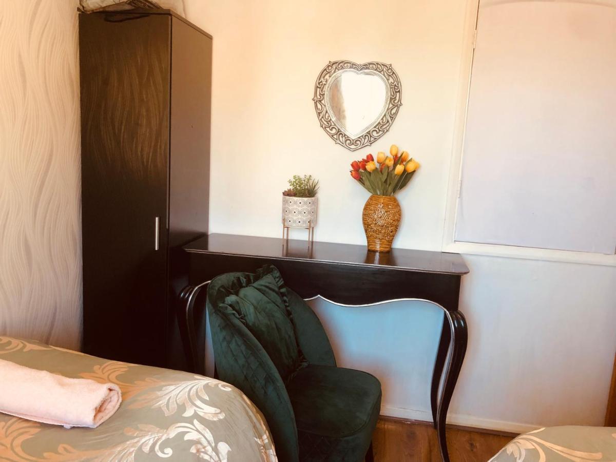 Cheerful 4 Bedroom House With Garden Free Parking Feriehus *
