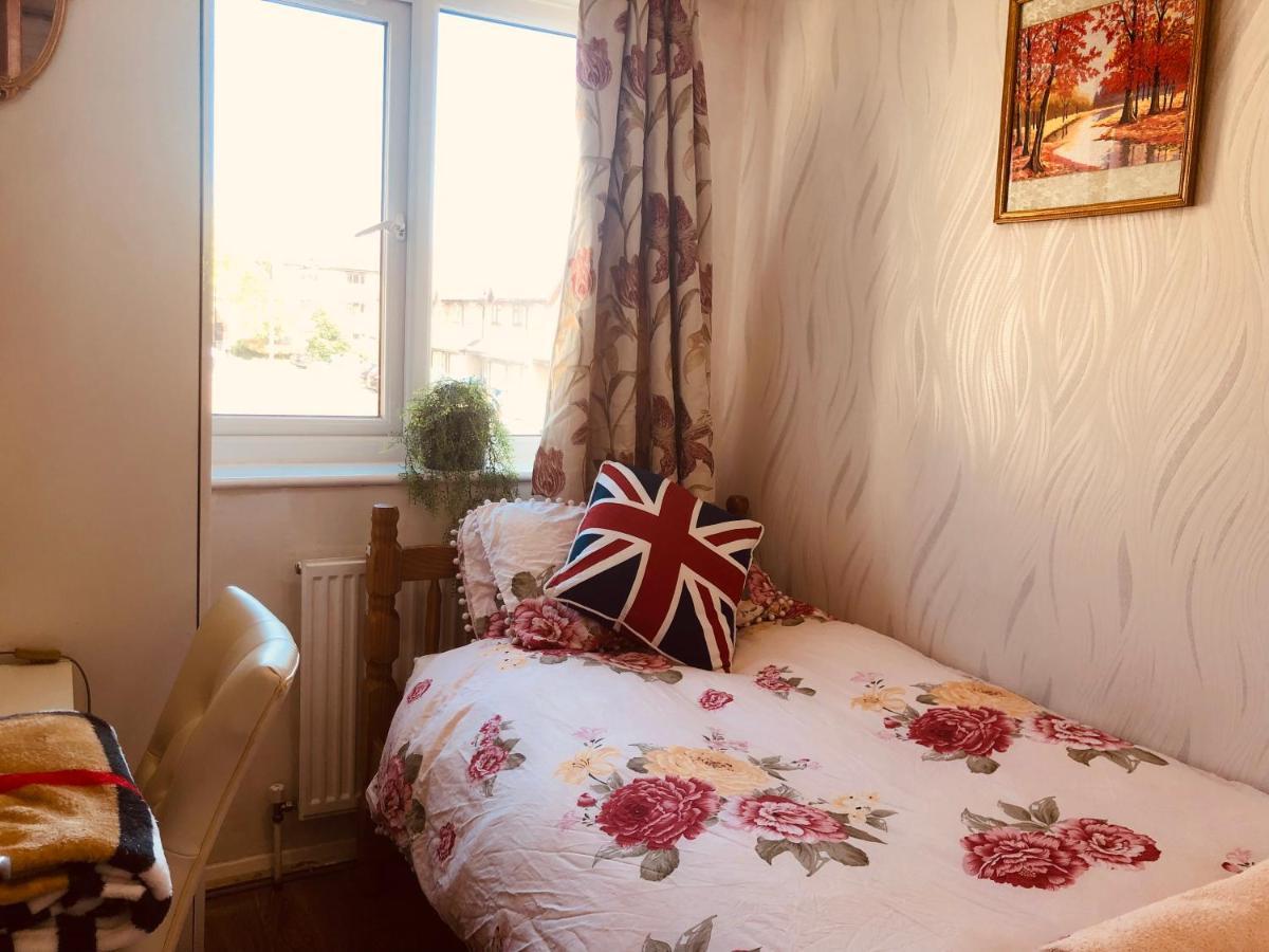 Cheerful 4 Bedroom House With Garden Free Parking Feriehus