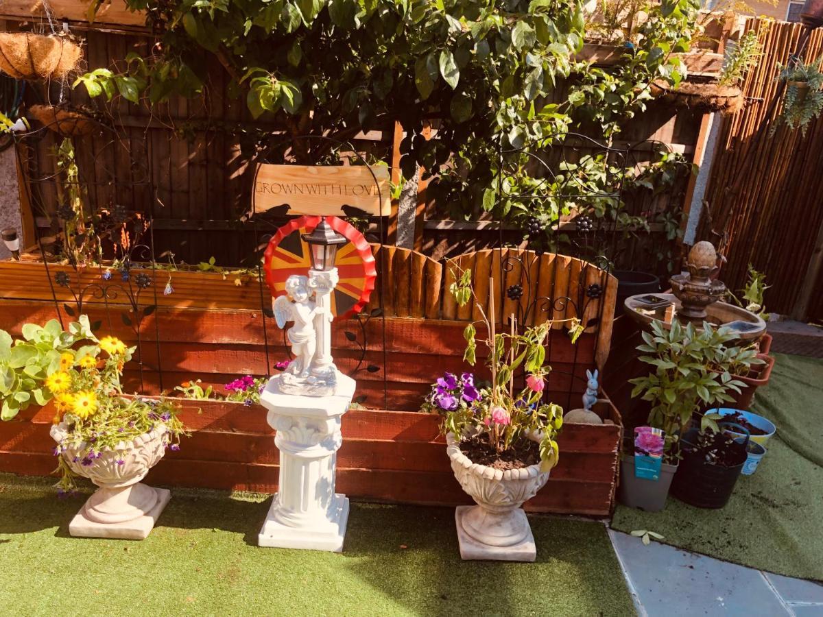 Cheerful 4 Bedroom House With Garden Free Parking Feriehus