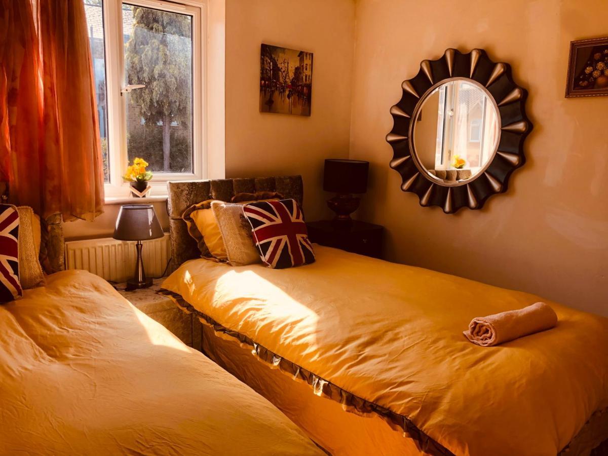 Feriehus Cheerful 4 Bedroom House With Garden Free Parking