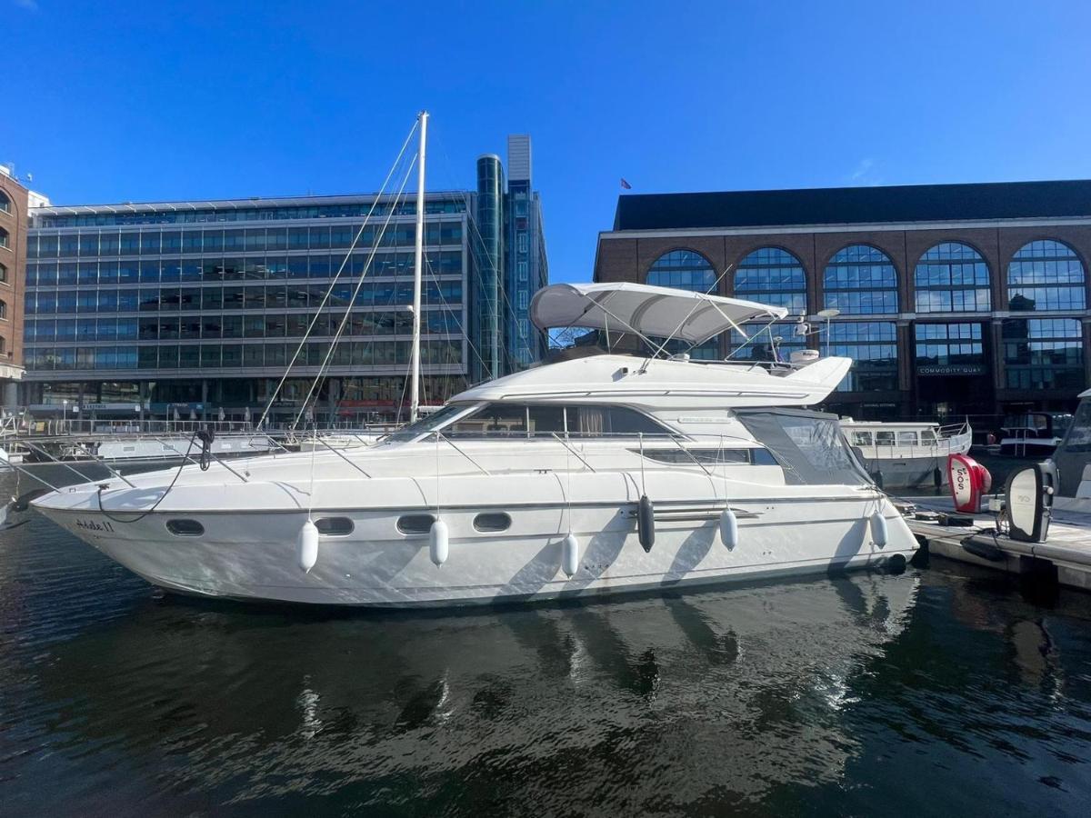 Botel Yacht -central St Kats Dock Tower Bridge Londen