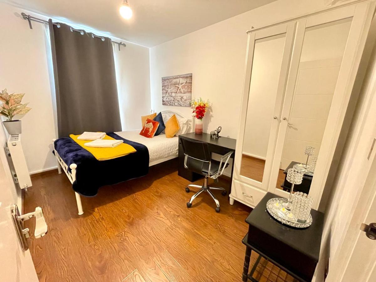 Stratford Luxury House, 5 Minutes Walk Station, Westfield, 3 Bedrooms 3 Bathrooms, Reception, Garden, Parking Leilighet London