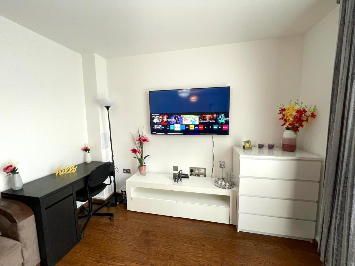 Leilighet Stratford Luxury House, 5 Minutes Walk Station, Westfield, 3 Bedrooms 3 Bathrooms, Reception, Garden, Parking London