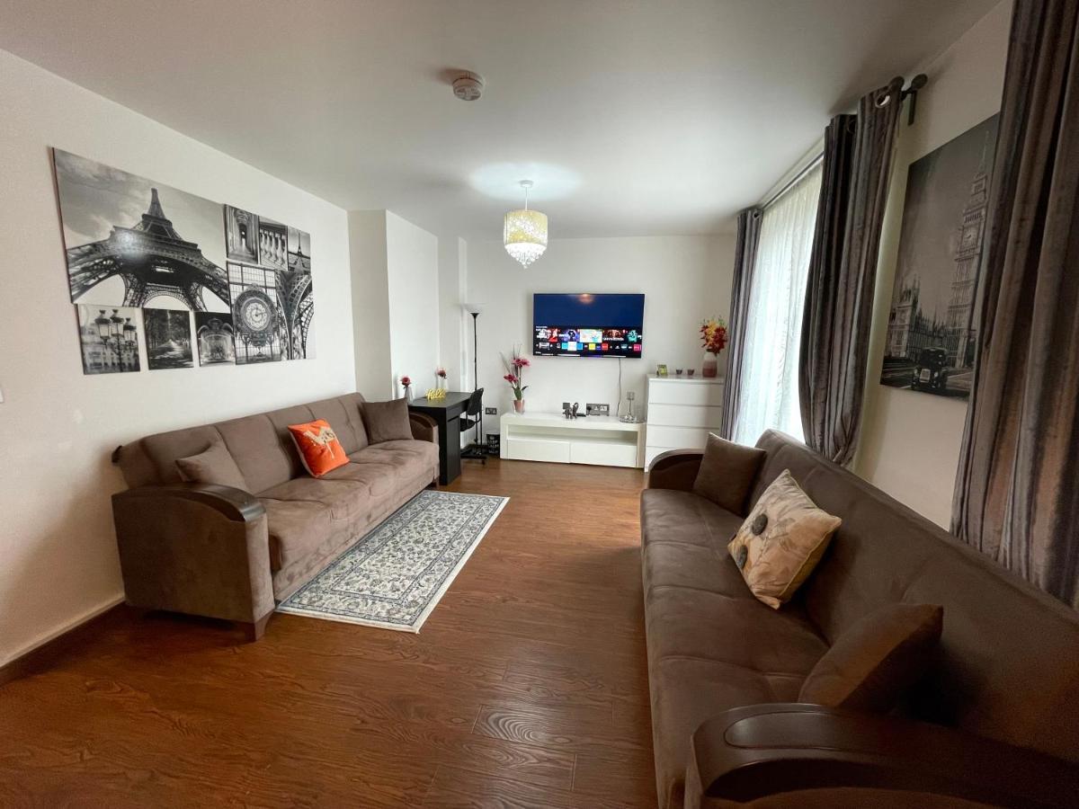 Stratford Luxury House, 5 Minutes Walk Station, Westfield, 3 Bedrooms 3 Bathrooms, Reception, Garden, Parking